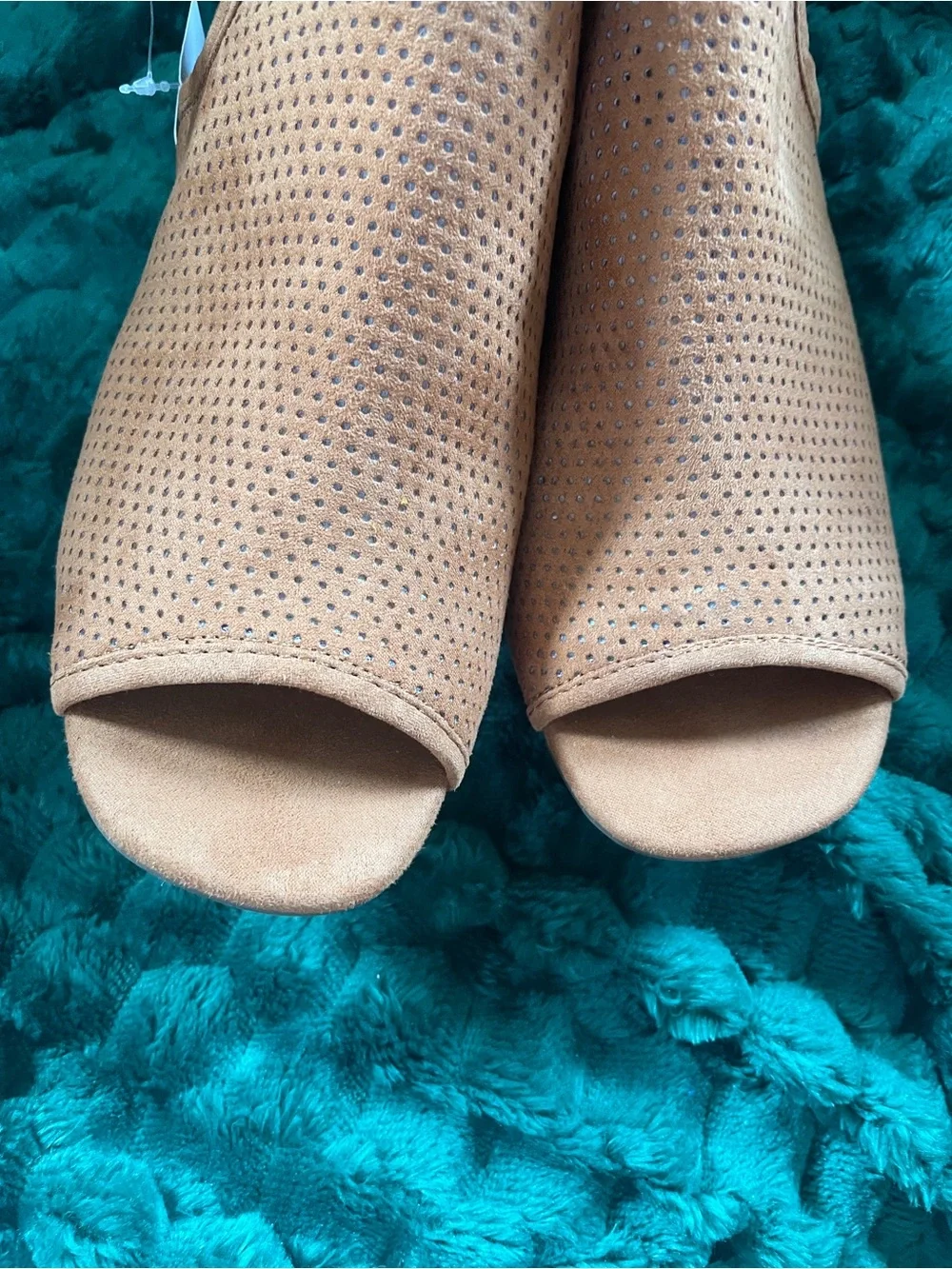NWT Liz Claiborne Women’s Tan Suede Peep-Toe Slingback Heeled Booties size 8